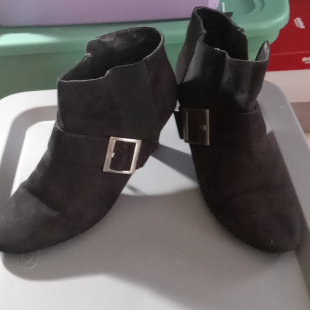 12 healed black ankle boot